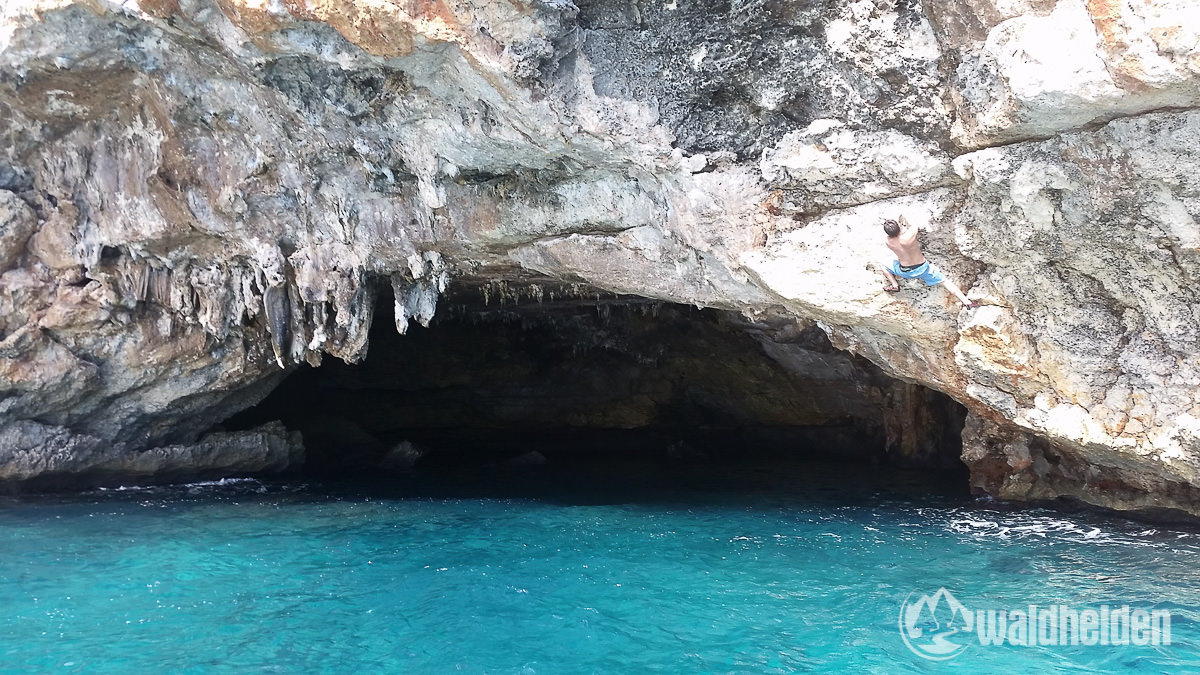 Petro klettert Cala Varques