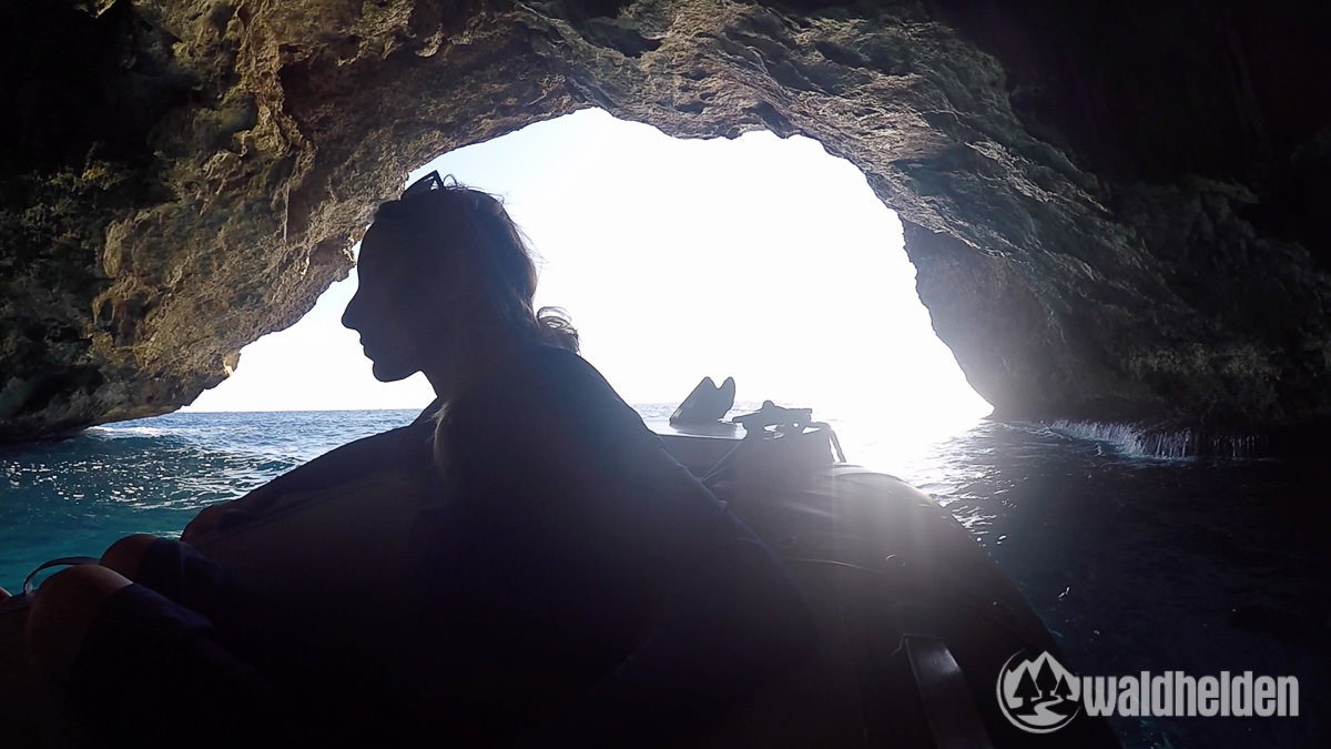 Mit dem Boot in der Höhle