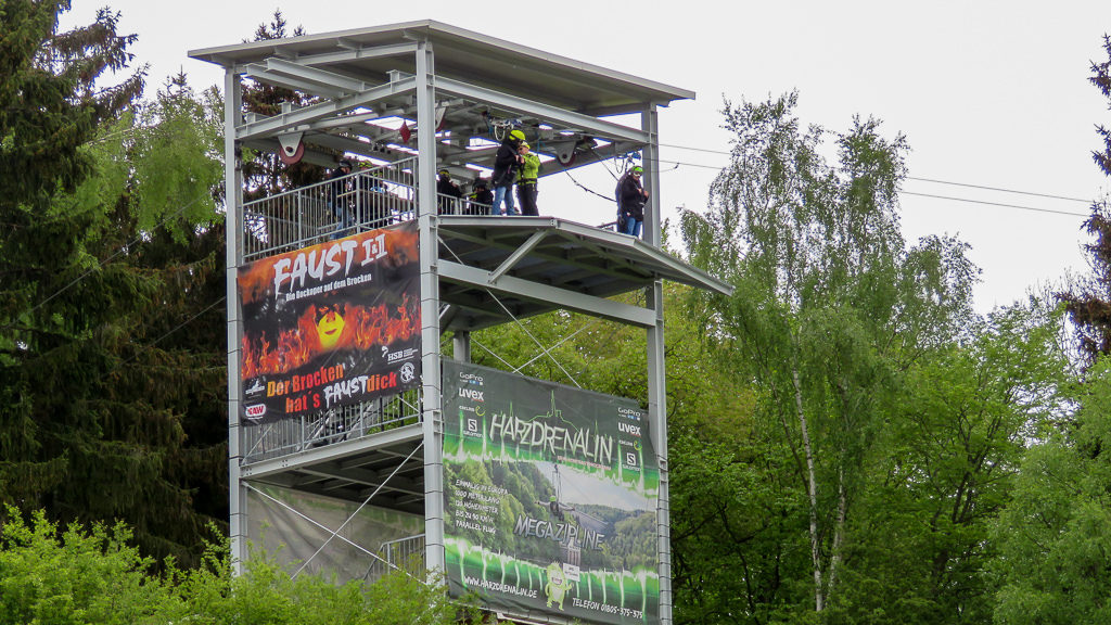 Die Megazipline Harzdrenalin im Harz. Von unten sieht es noch harmlos aus.