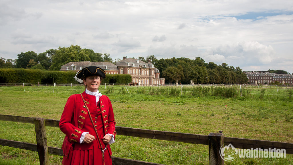 Welches Jahr war noch gleich? Frau Dr. Birgit Beisch führt uns durch die Gärten von Schloss Nordkirchen.