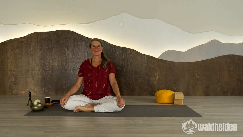 Yogalehrerin Nellie Kleinewillinghöfer führt uns durch unsere erste Yogastunde