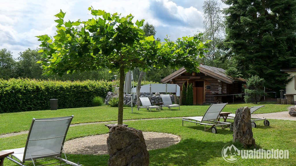 Lettische Liegebalken-Sauna im Garten vom Hotel Freund.