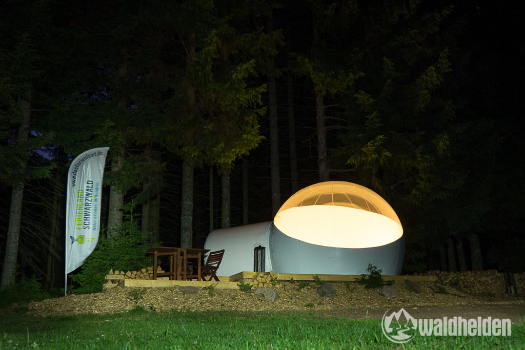 Bubble-Tent bei Nacht im Schwarzwald