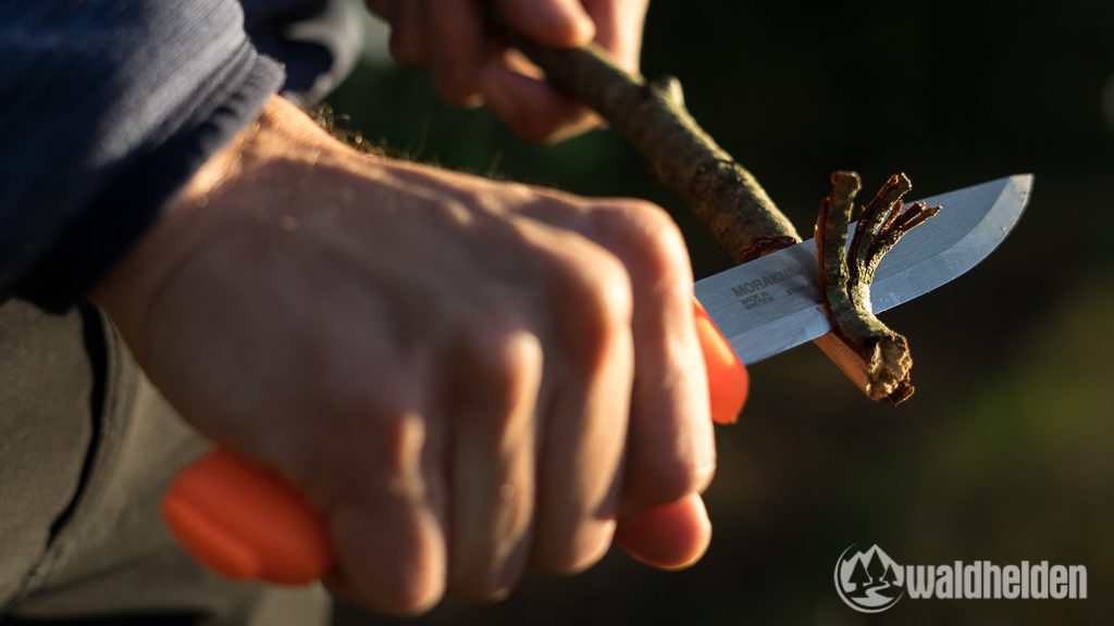 Morakniv Bushcraft Survival schnitzen