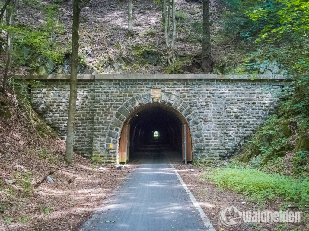 GeoRadroute-Ruhr-Eder-Eisenbahn-Tunnel