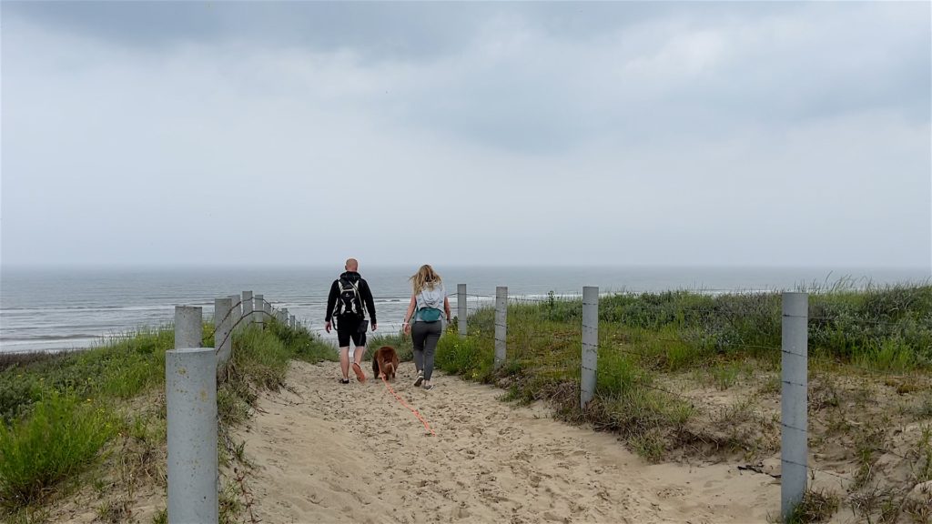 Hinter der Düne wartet der weite Strand auf uns. Heute leider nicht das allerbeste Strandwetter.