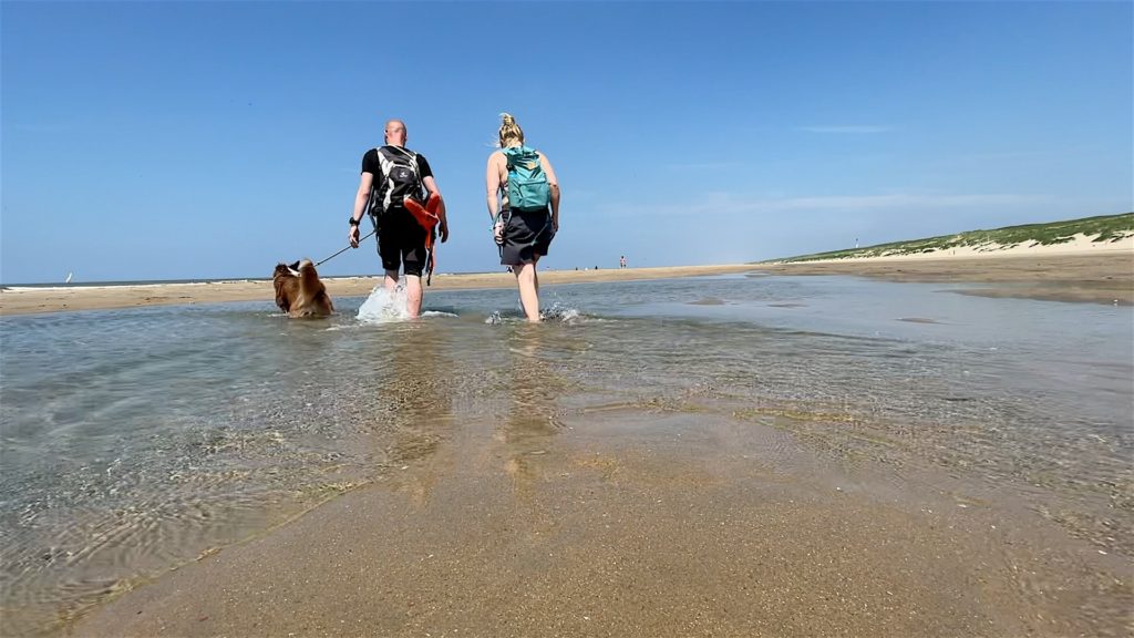 Macht Spaß durch die warmen Lagunen am Noordwijker Strand zu laufen, die von der Ebbe übrig geblieben sind.