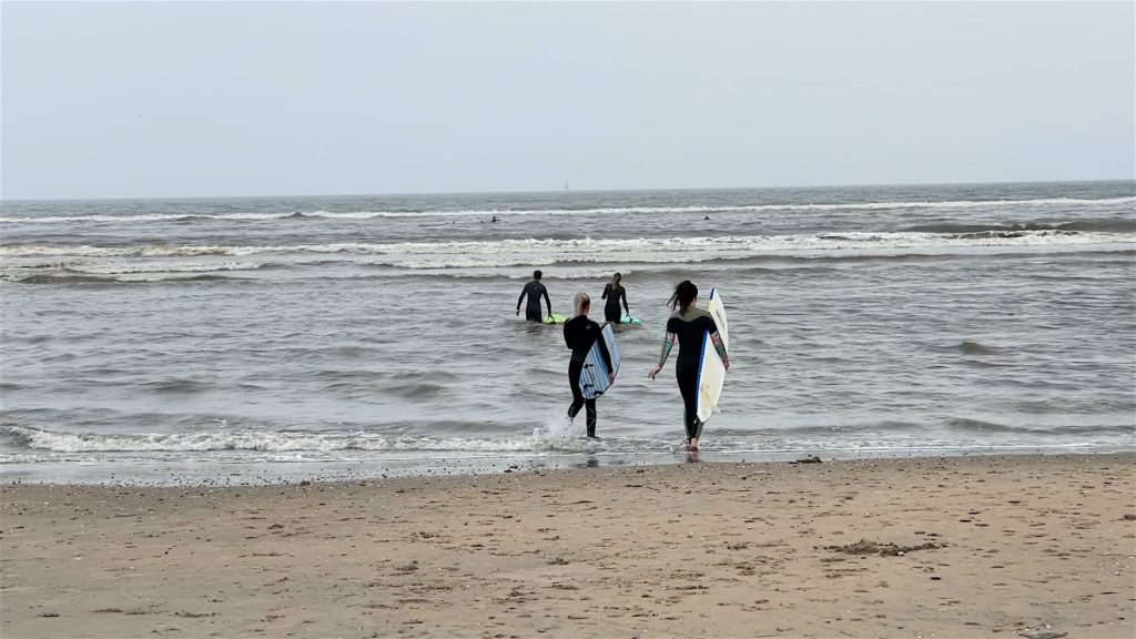 Das Wetter kann aber die hartgesottenen Surfer natürlich nicht aufhalten.