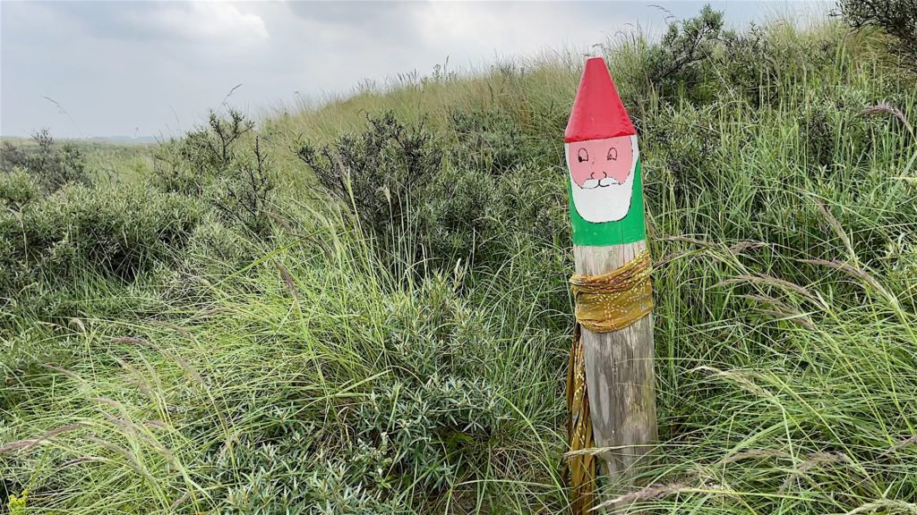 Viele Zwerge tummeln sich in den Noordwijker Duinen. Was hat es wohl damit auf sich?