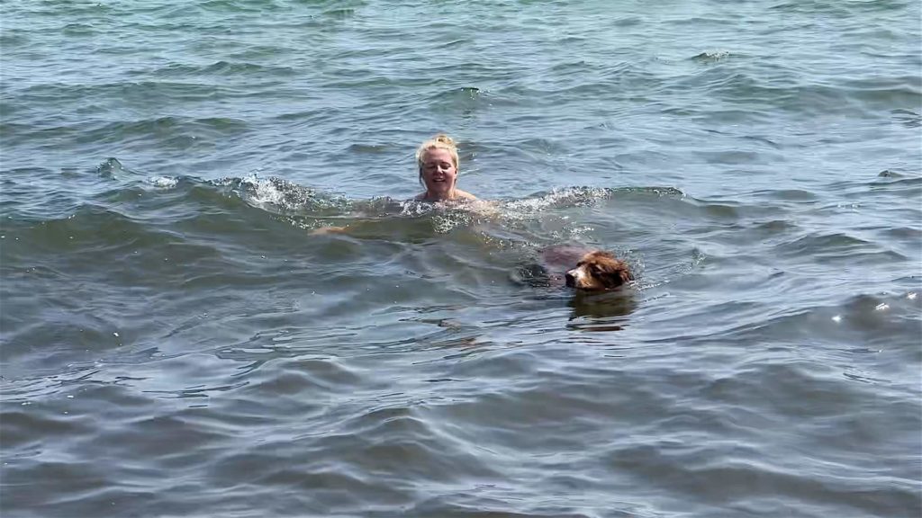 Die Wellen halten die Waldheldin und Herrn Lehmann natürlich nicht davon ab, eine Runde im Meer zu plantschen.