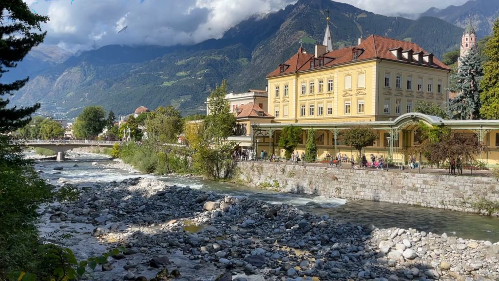 Sommerpromenade an der Passer in Meran